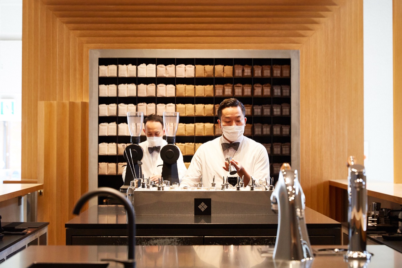 Extraction is the service · The barista pours cold brew, hand drip, milk base and cocktails in front of the seat, one after another. The labor is the content, and that time is what justifies the price. Turnover given up, spend per head bought back. ⓒ KOFFEE MAMEYA / 14sd