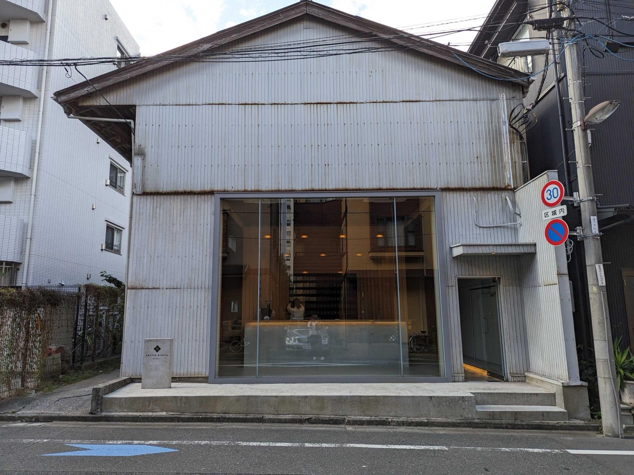 The coffee neighborhood that became a pilgrimage · Kiyosumi-Shirakawa hardened into Tokyo's coffee neighborhood after Blue Bottle Japan opened its first shop there. Kakeru is the summit of that ground, and the reservation is the entry ticket. ⓒ Go Tokyo