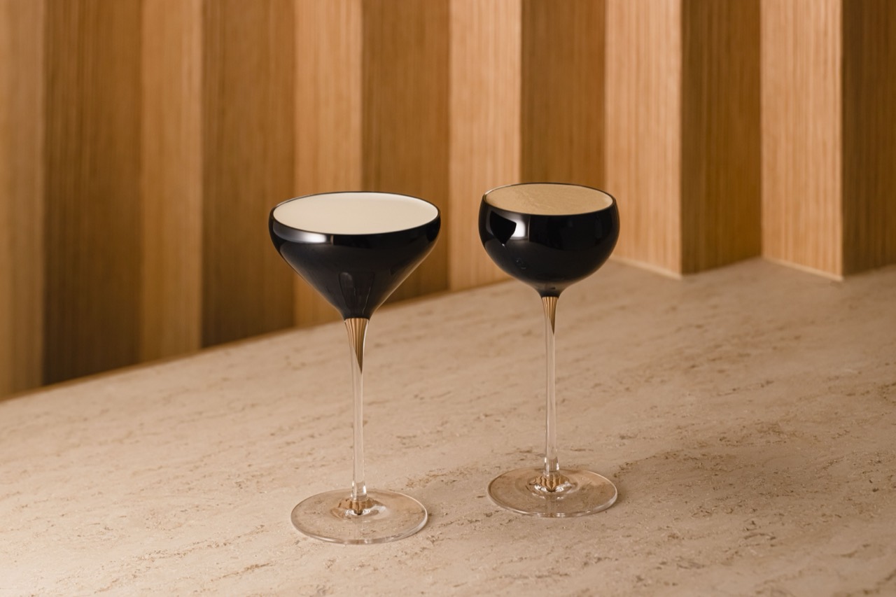 One bean, different faces · A single coffee varied into cold brew, drip, milk, cocktail and mocktail, opening the spectrum of flavor. Comparative tasting, composed as a course, lets you experience the breadth of coffee. ⓒ KOFFEE MAMEYA