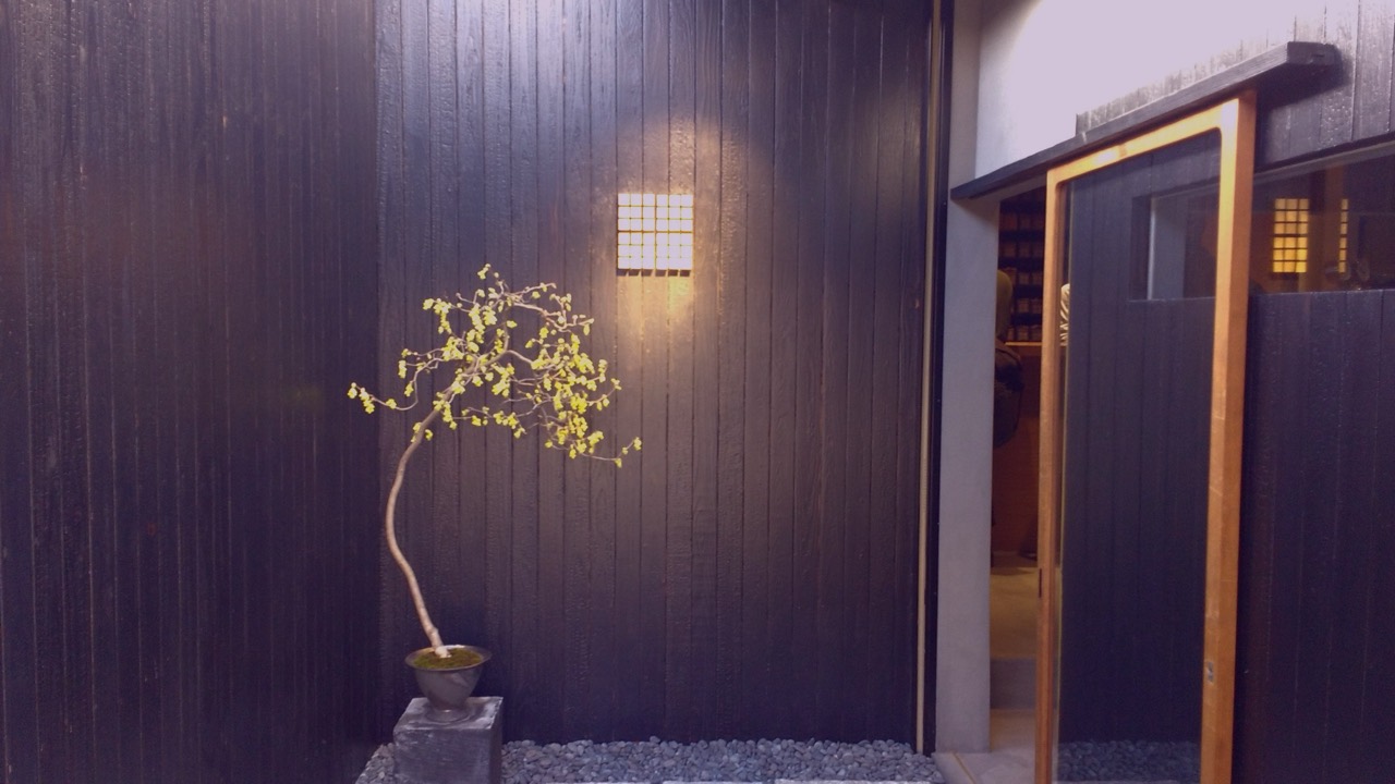 The flagship, reservoir of the experience · KOFFEE MAMEYA in Aoyama. It took over the site of the legendary pop-up Omotesando Koffee and opened as a bean boutique. The omakase at Kakeru carries through to retail here. ⓒ KOFFEE MAMEYA