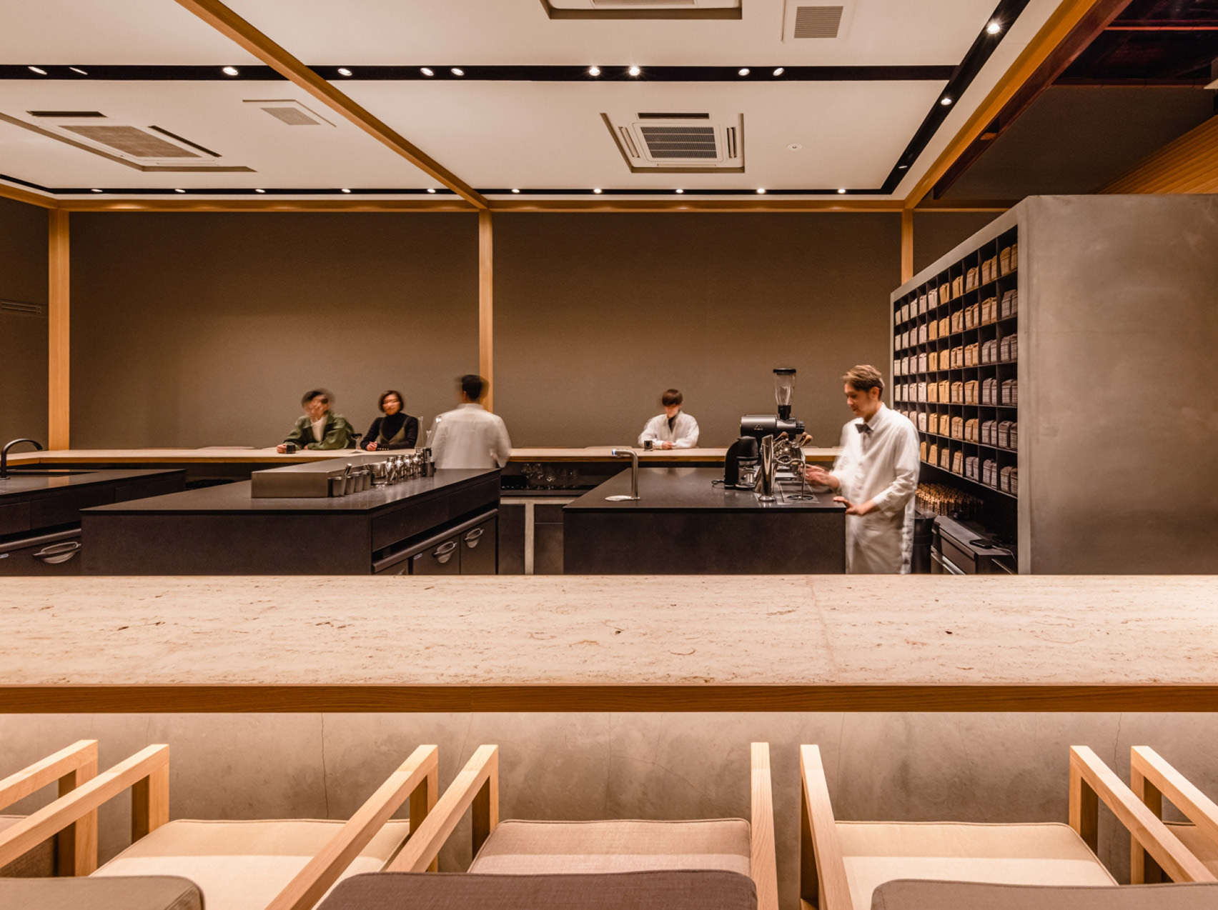 The person is the product · Weighing, grinding, even the angle of the pour happens in front of you. That skill justifies the price and is at the same time the biggest risk in this model. An omakase rests on a person. ⓒ KOFFEE MAMEYA / 14sd
