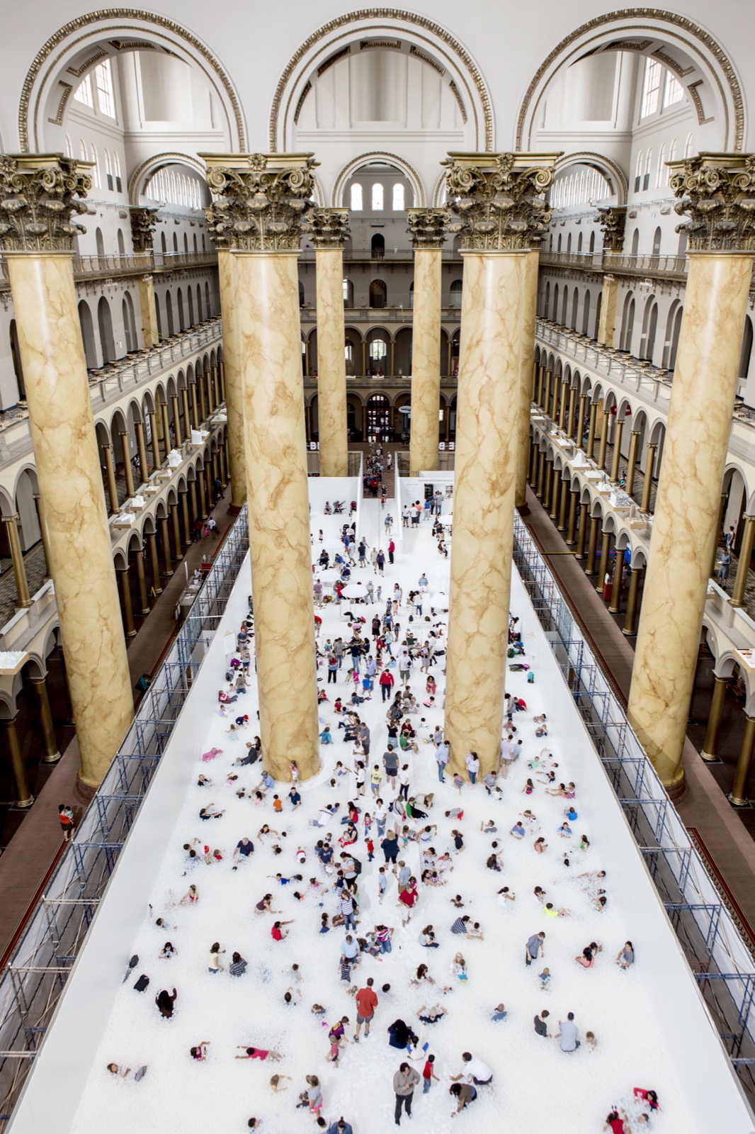 Snarkitecture『The BEACH』(2015)。ナショナル・ビルディング・ミュージアムのグレートホールにリサイクルボール100万個を注いだ (ⓒArchDaily·Noah Kalina)