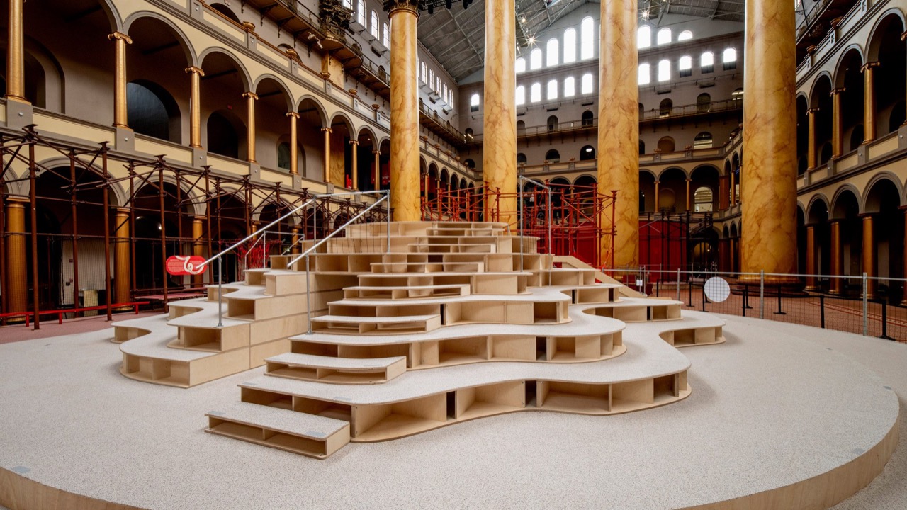 『The Playground』の九つの区画。滑り台が差し込まれた中央の丘とクライミングウォール (ⓒDezeen·Noah Kalina)