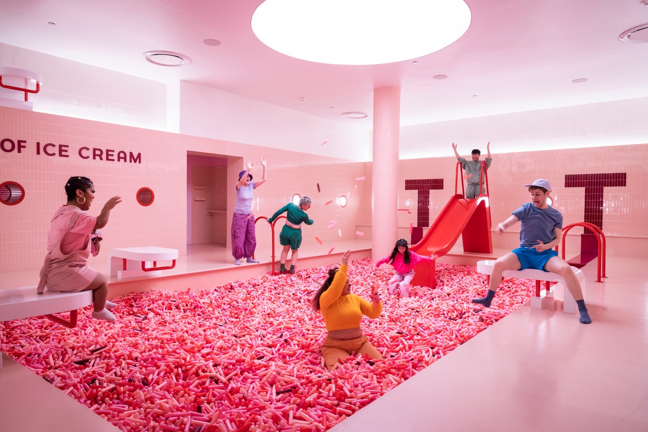 Museum of Ice Creamのピンクのスプリンクルプール。『The BEACH』のボールプールを真似た「インスタ美術館」の象徴 (ⓒMuseum of Ice Cream)