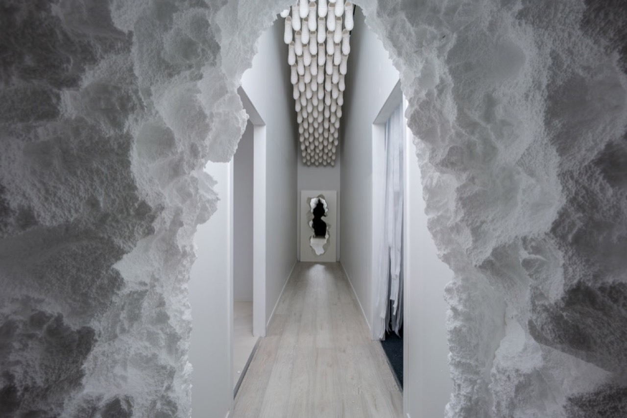 Summer Block Party 2018『Fun House』(Snarkitecture)。すべてを白で覆った回顧展 (ⓒDezeen·Noah Kalina)