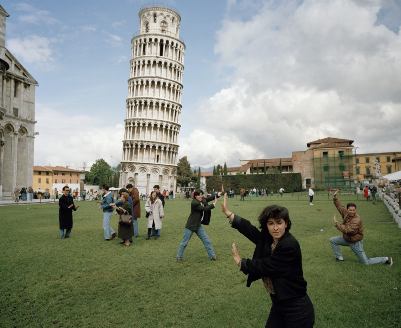 マーティン・パー『Small World』(1987-94)。ピサの斜塔の前、世界のどこでも同じ観光のポーズ (ⓒMartin Parr/Magnum Photos)