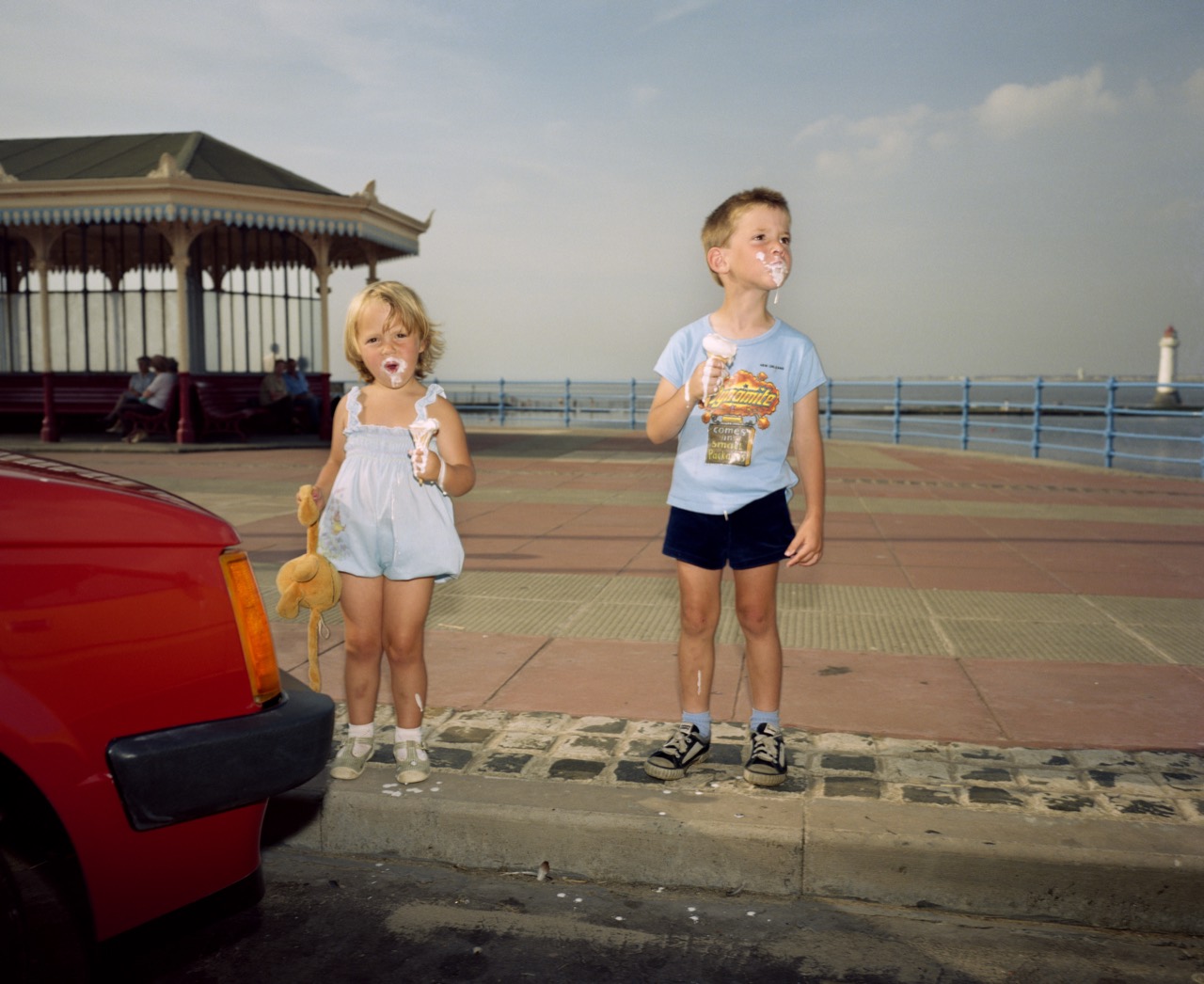 マーティン・パー『The Last Resort』(1983-85)。ニューブライトン、溶けるアイスクリームと子ども (ⓒMartin Parr/Magnum Photos)