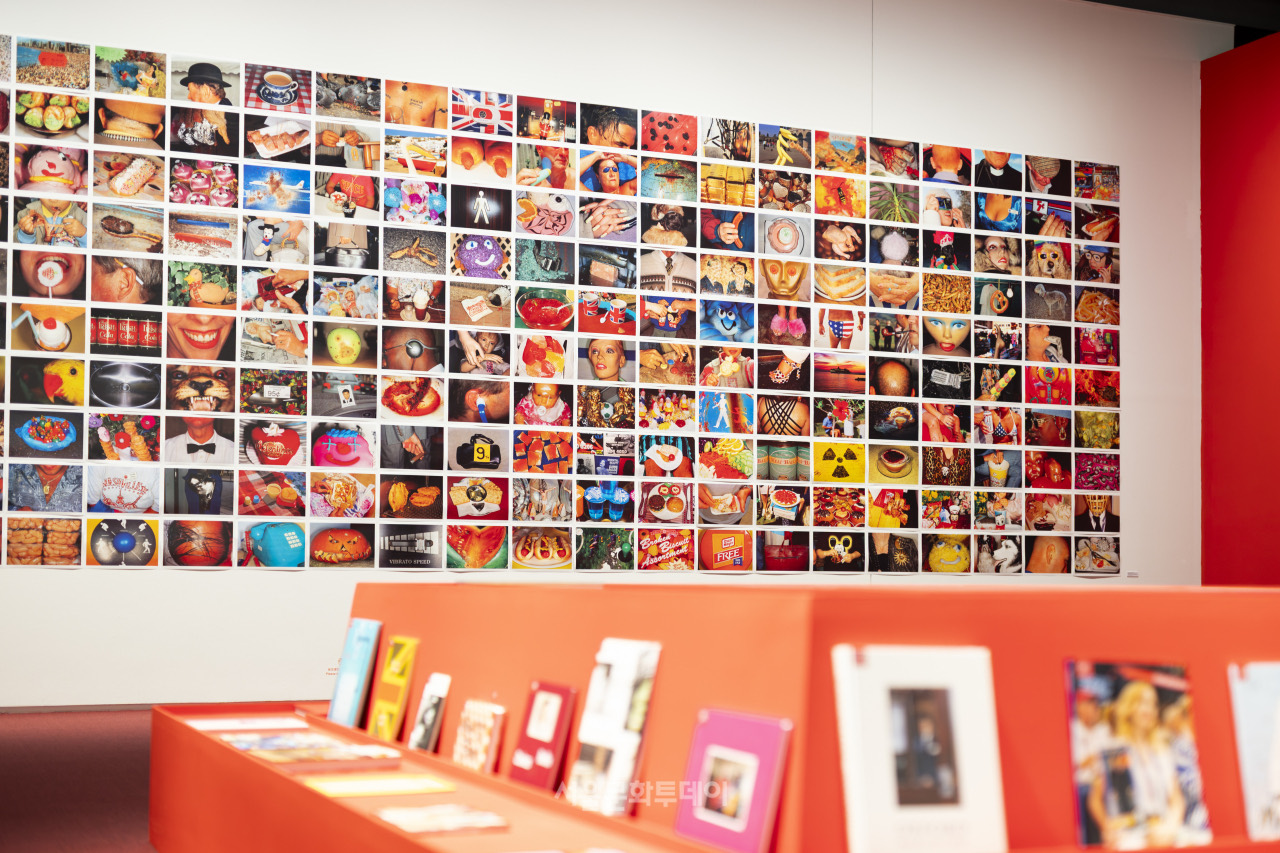 『マーティン・パー: We Are Martin Parr』の展示風景。全館に写真500点あまりと写真集90冊 (ⓒ서울문화투데이)