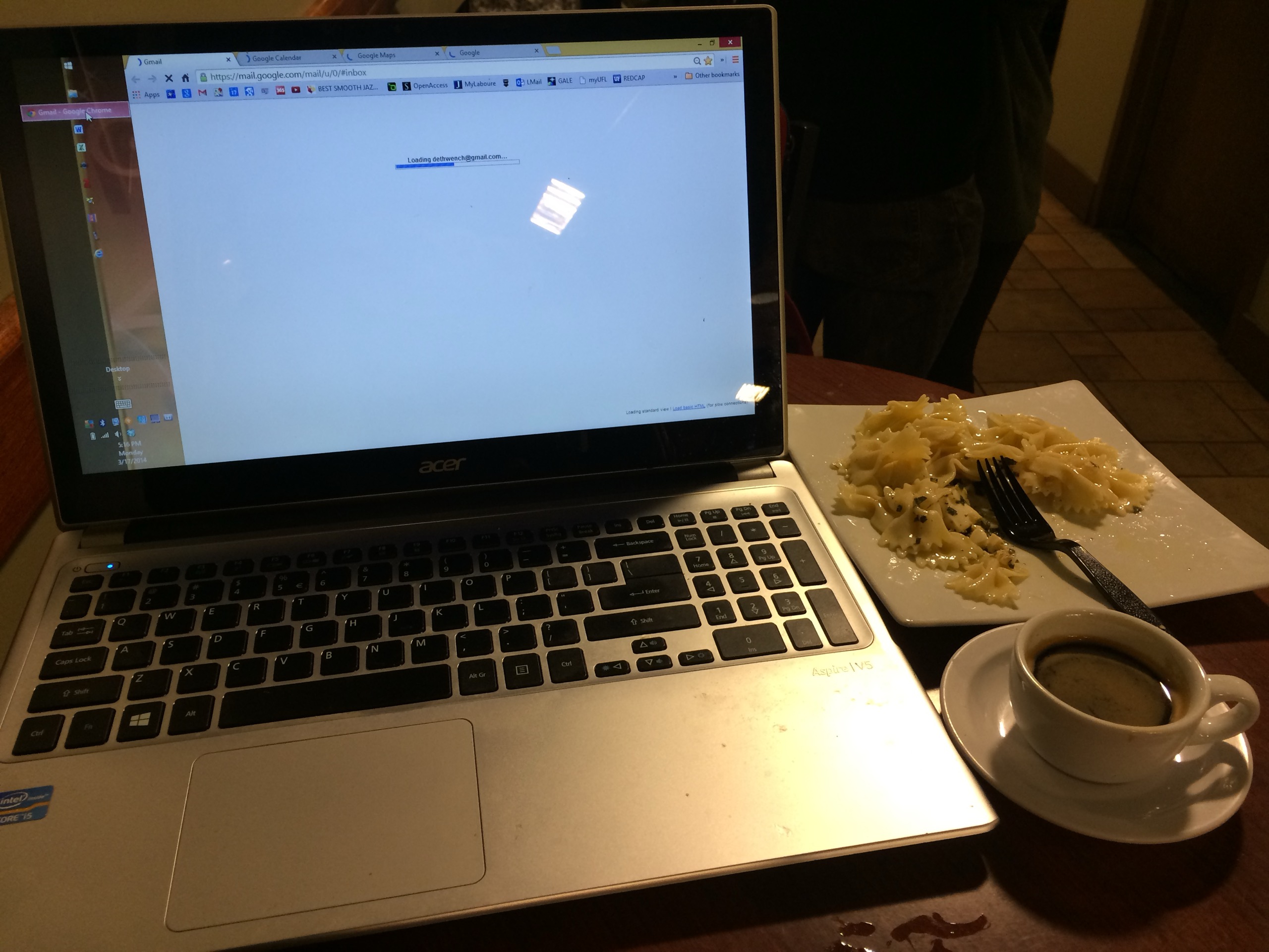 カフェのテーブルに置かれたノートパソコンと飲み物。この一席を何時間も押さえる客をめぐって、カフェの計算が変わった (ⓒMonika Wahi·CC BY-SA 3.0)