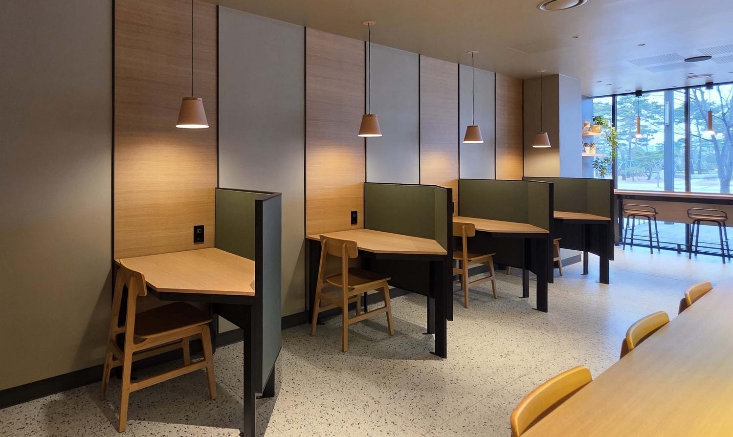 1~2人専用の席に間仕切りとスタンド照明を入れたStarbucksの「フォーカスゾーン」店舗 (ⓒ동아일보)
