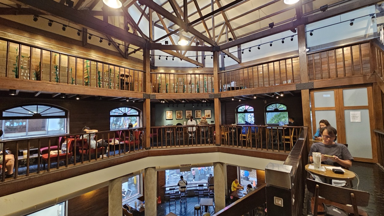 台北・西門町のStarbucks漢中店、上階のホール (ⓒGanmatthew·CC BY 4.0)