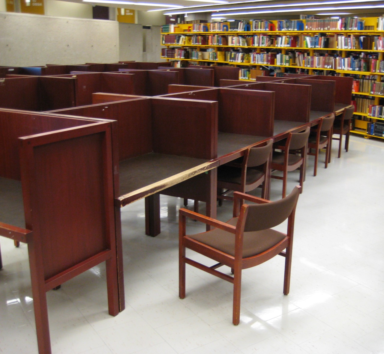 間仕切りで一人分を切り分けた図書館の閲覧席。勉強カフェが受け継いだ形式だ(トロント、ロバーツ図書館、ⓒSimonP·CC BY-SA 3.0)