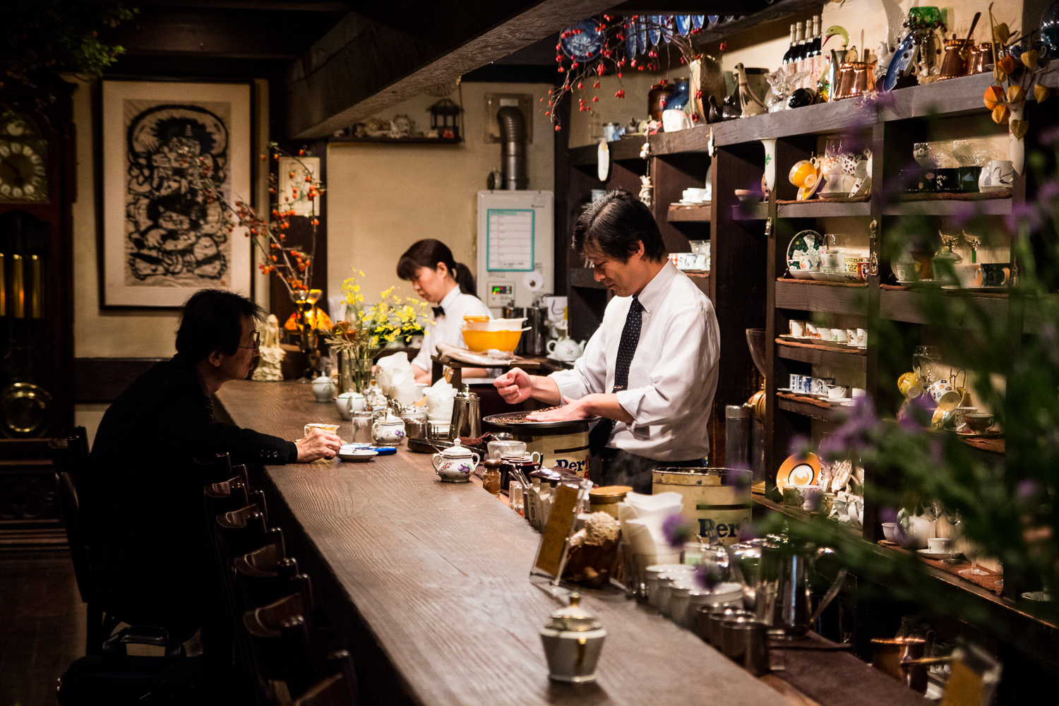 ハンドドリップを淹れる東京の喫茶店のカウンター。長く座る客を前提につくられた業態だ (ⓒMel's Coffee Travels)