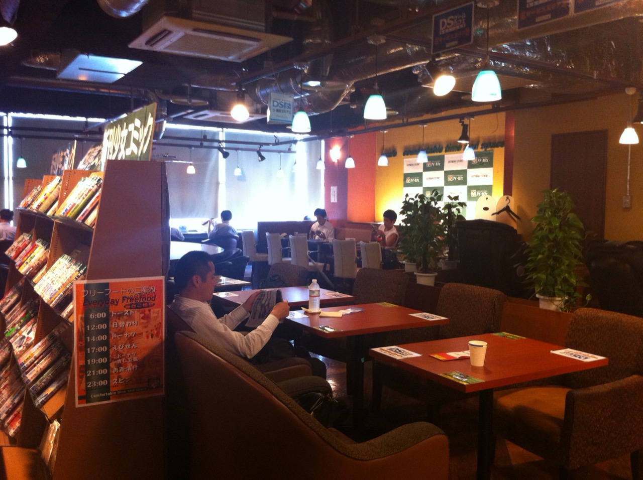 東京・秋葉原の漫画喫茶の店内 (ⓒSteve Nagata·CC BY 2.0)