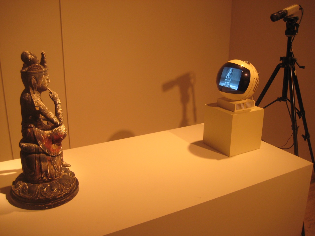 백남준 <TV 부처>. 불상이 자기 모습을 비추는 모니터를 마주 본다 (ⓒWikimedia Commons)