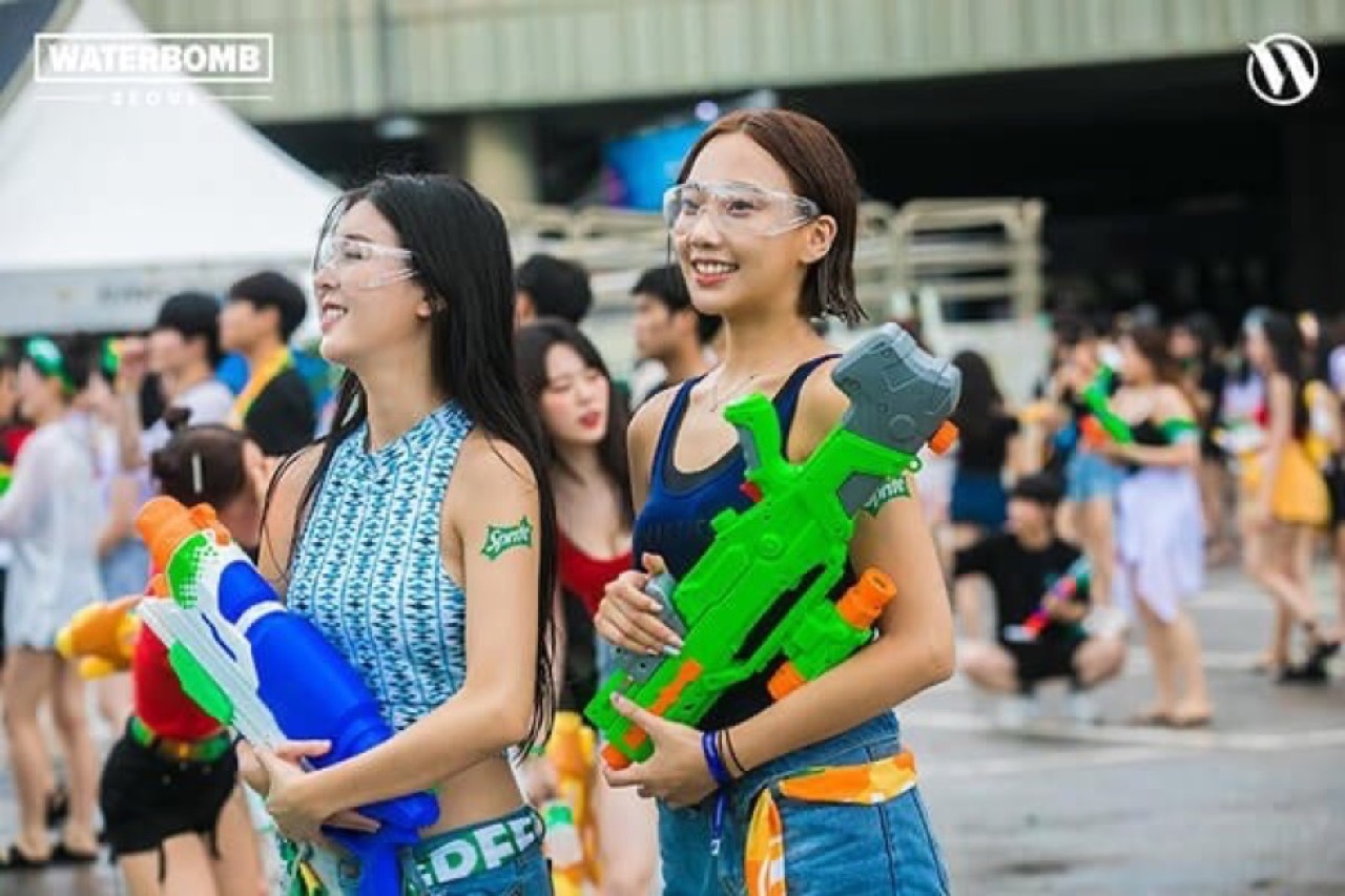 입장과 동시에 전원이 예외 없이 젖는다. '젖어도 되는 상태'가 이 행사의 상품 (ⓒTrazy)