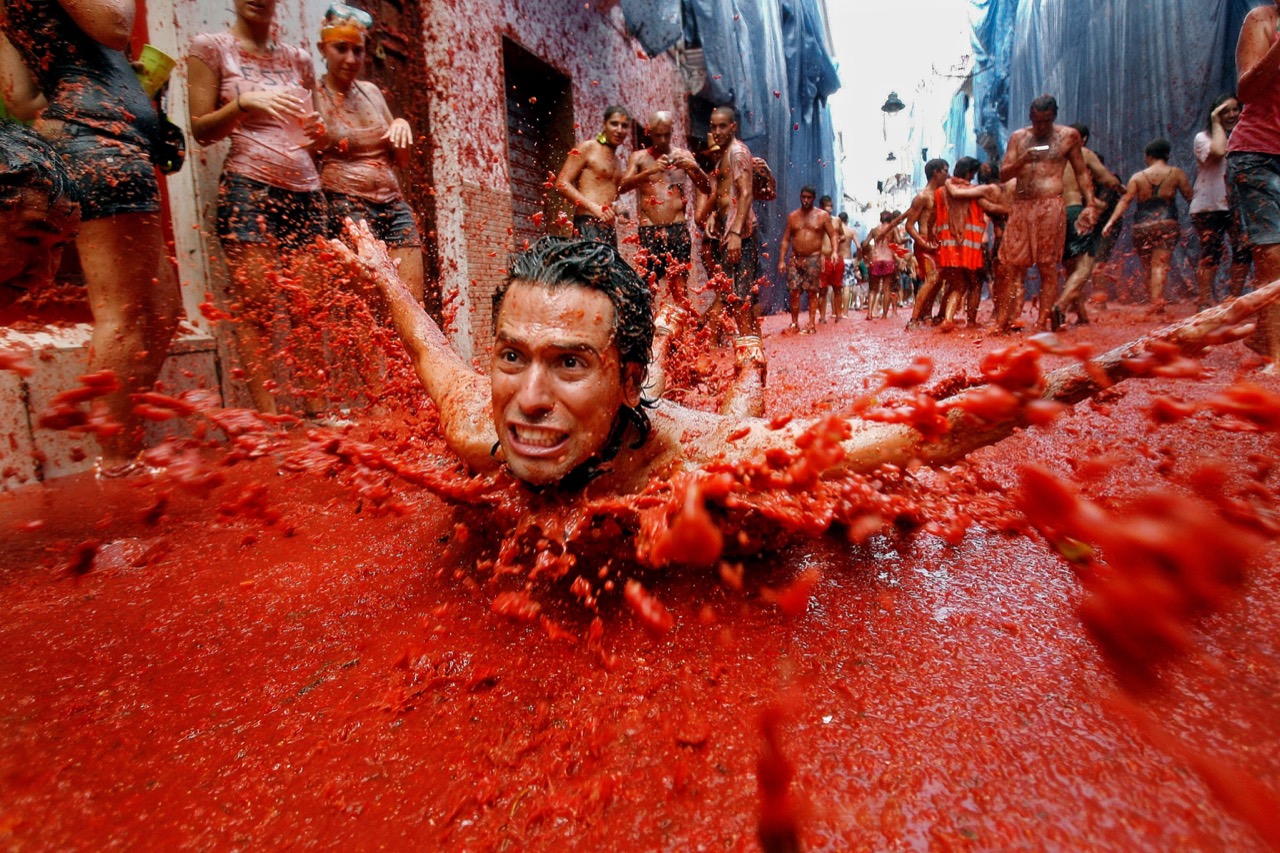 스페인 부뇰의 라 토마티나. 옷을 버리는 것이 사고가 아니라 참가 조건이다 (ⓒNational Geographic)