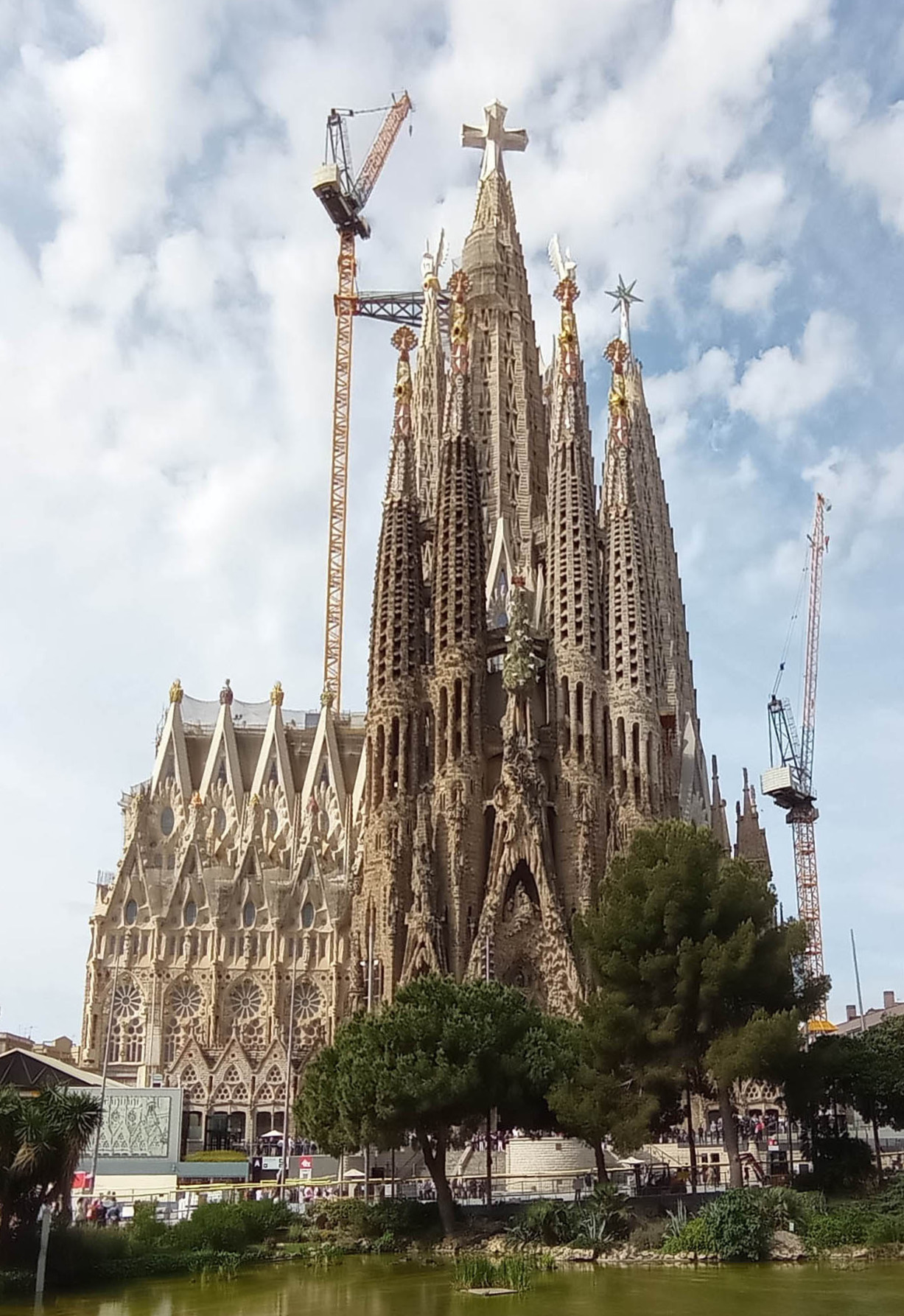 バルセロナの都心の上へ突き出したサグラダ・ファミリアの外観 (ⓒWikimedia Commons)
