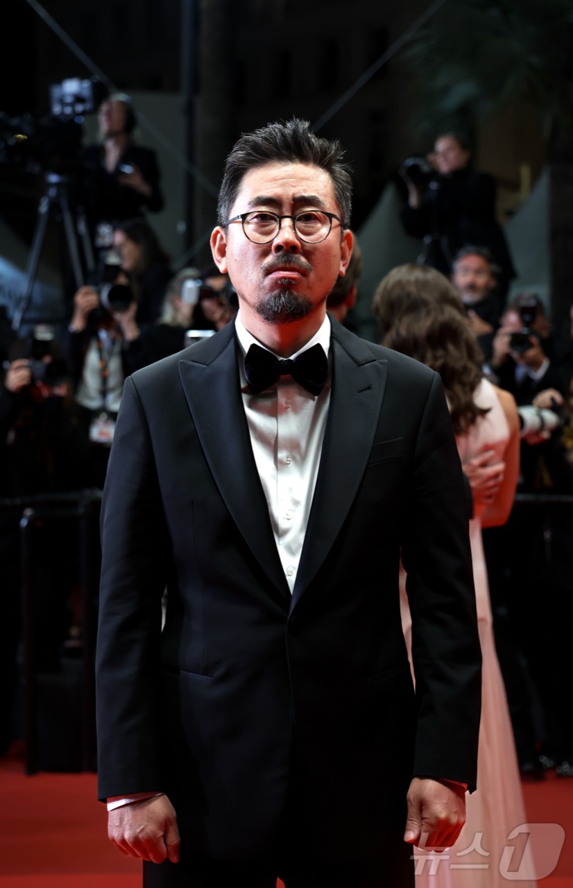 7분의 가격표 · 칸 상영 후 이어진 7분간의 기립박수. 상은 못 받았지만, 이 장면 자체가 판권 협상의 가격을 올린다. ⓒ뉴스1