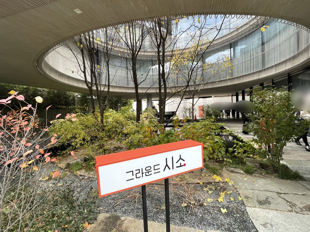 남의 IP로 짓는다 · 2021년 흥행한 '요시고 사진전'. 자체 IP 없이 남의 작가·사진을 빌려 공간 콘텐츠로 만든다. ⓒ달담