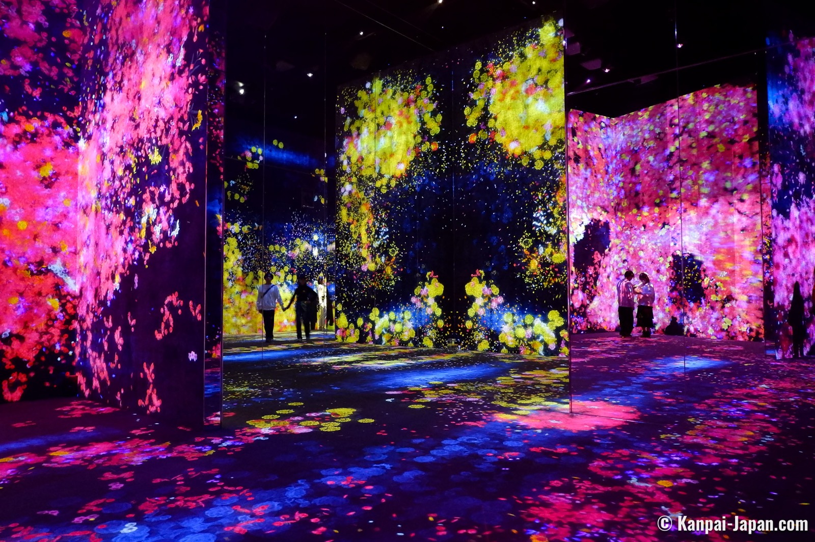 빛으로만 지은 방 · 아자부다이 힐스의 teamLab 보더리스. 벽도 좌대도 없이 공중에 쌓인 빛이 형태를 이룬다. ⓒKanpai Japan
