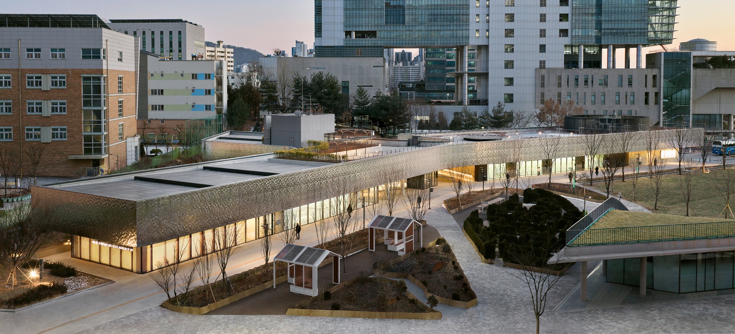 公園に寝かせた美術館 · クムナレ中央公園と並んで低く横たわる西ソウル美術館。空へ伸びる代わりに、公園に沿って横へ広がった。ⓒBRIQUEマガジン・キム・ヨングァン