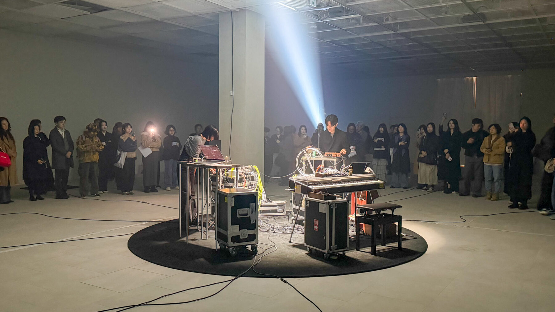 見るのではなく通り抜ける展示 · 映像・サウンド・光を扱うニューメディア展示。壁に掛かった絵の代わりに、部屋全体が動く。ⓒソウル市 ネ・ソナネ・ソウル