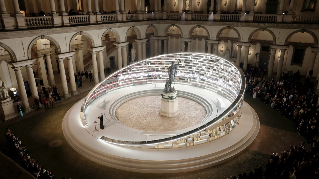 中に人を入れる · 「光の図書館」の内部。デヴリンの構造物はたいてい、人がその中に入って座るか歩くように組まれている。ⓒSalone del Mobile Milano