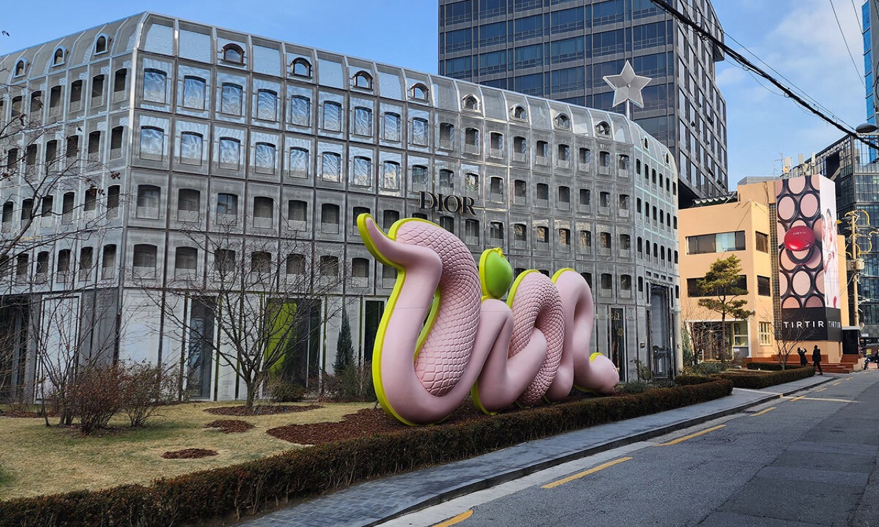 전시장이 된 상권 · 성수. 브랜드가 사흘씩 무대를 세우고 접는 팝업의 중심지다. 무뷰페는 이 동네를 통째로 동선으로 쓴다. ⓒ이코노미스트