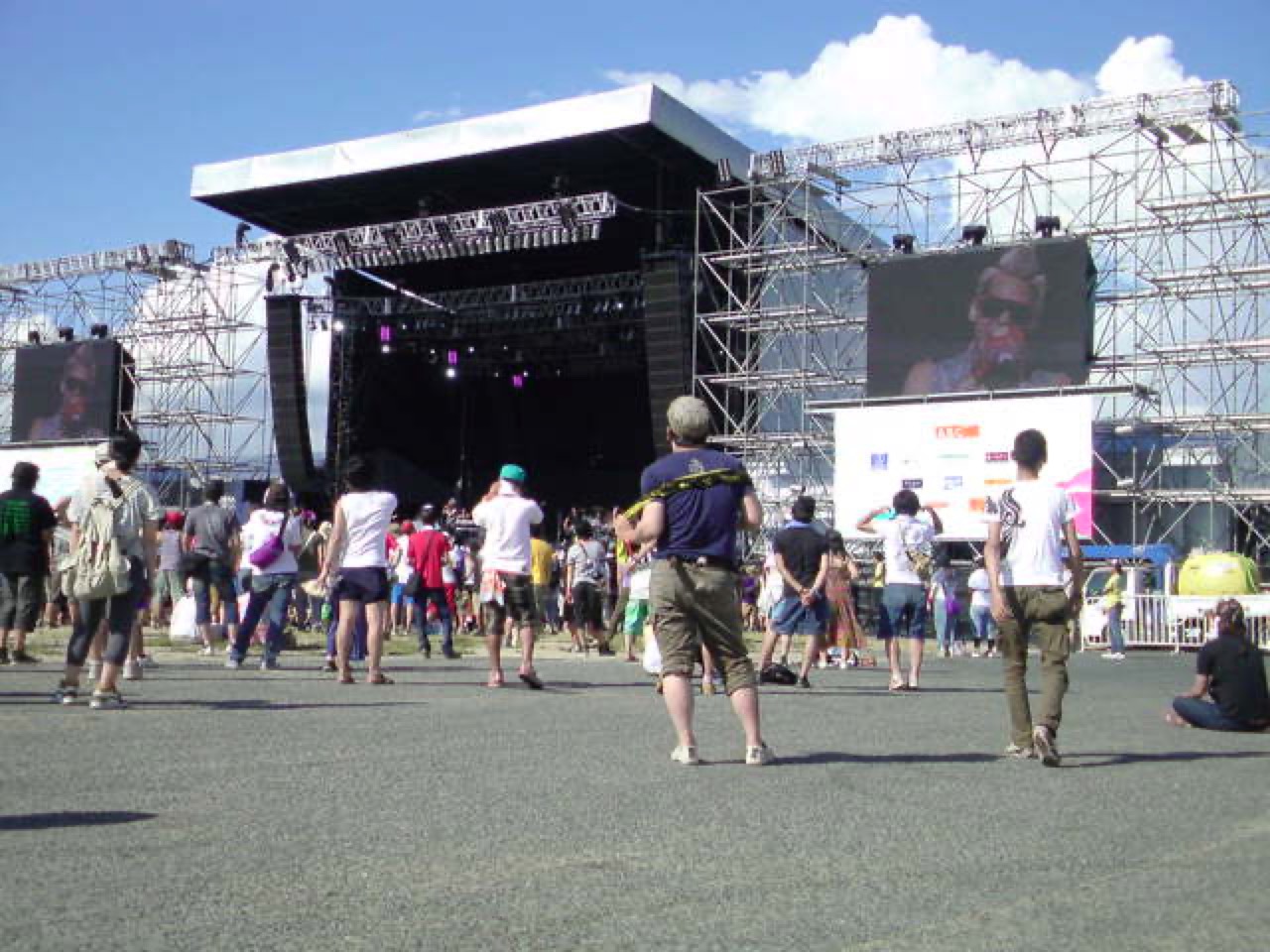 二つの都市が分けて見るラインナップ · SUMMER SONIC大阪の会場の観客。同じ週末に東京と大阪が同じラインナップを一日ずつずらして分けて見る。ⓒWikimedia Commons
