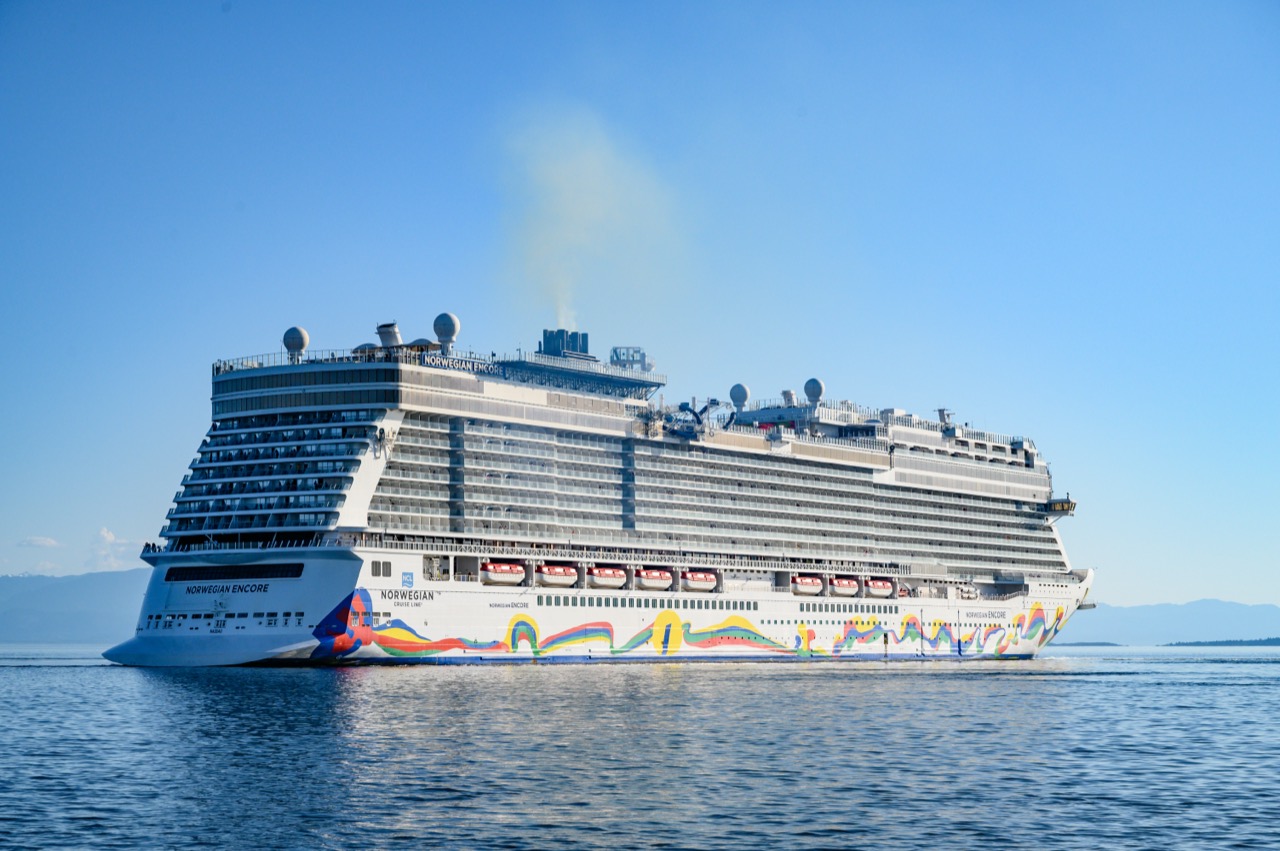 船に載るミュージカル · Norwegian Encore。セットが軽いおかげで、この作品はクルーズ船の劇場に常設で入った。©Wikimedia Commons