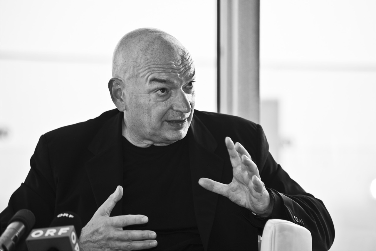 上はプリツカー、下はファンダム · Jean Nouvel。ギャラリアフォレの内装デザインを担当した。ⓒWikimedia Commons