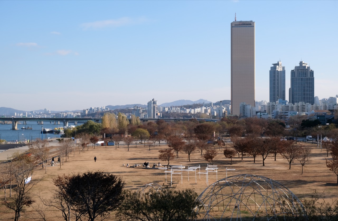낮에는 이미 다 쓰던 땅 · 마포대교에서 본 여의도 한강공원. 밤핑은 이 잔디밭의 밤 시간을 새로 꺼내 쓴다. ⓒWikimedia Commons