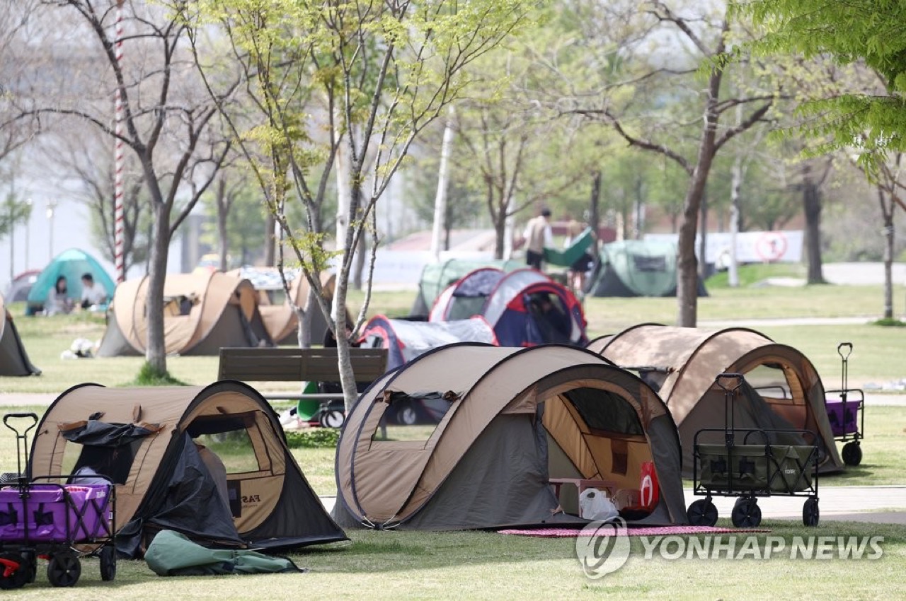 닫아 두면 과태료 · 2019년 시작된 한강공원 텐트 개방 규정 단속. 네 면 중 두 면은 열어 둬야 한다. ⓒ연합뉴스