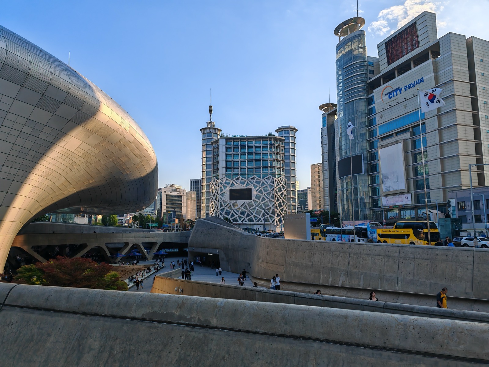 2005년의 상이 돌아온 건물 · 동대문디자인플라자. 자하 하디드(Zaha Hadid) 설계로 2014년 문을 열었다. 9월 첫 주 이 건물 1층 쇼룸이 컬렉터블 디자인 페어로 채워진다. ⓒWikimedia Commons