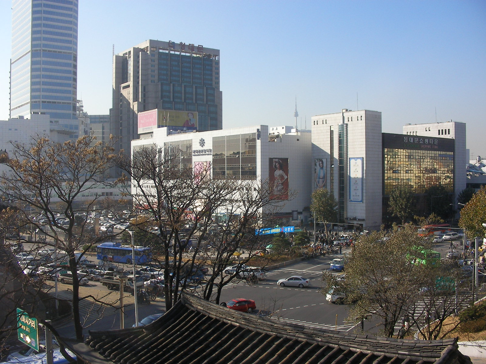 회수는 담장 밖에서 · 동대문 상권. 관람객 절반가량이 전시를 본 뒤 이 일대에서 3만~5만 원을 쓴다. ⓒWikimedia Commons