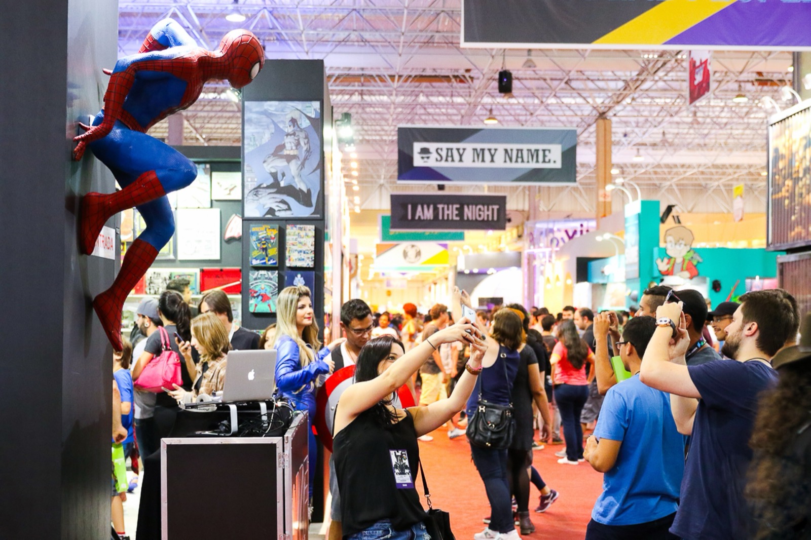 年間28万人が行き交う展示場 · ブラジル・サンパウロ(São Paulo)で開かれたCCXP 2015の会場。ⓒFernando Frazão/Agência Brasil, Wikimedia Commons