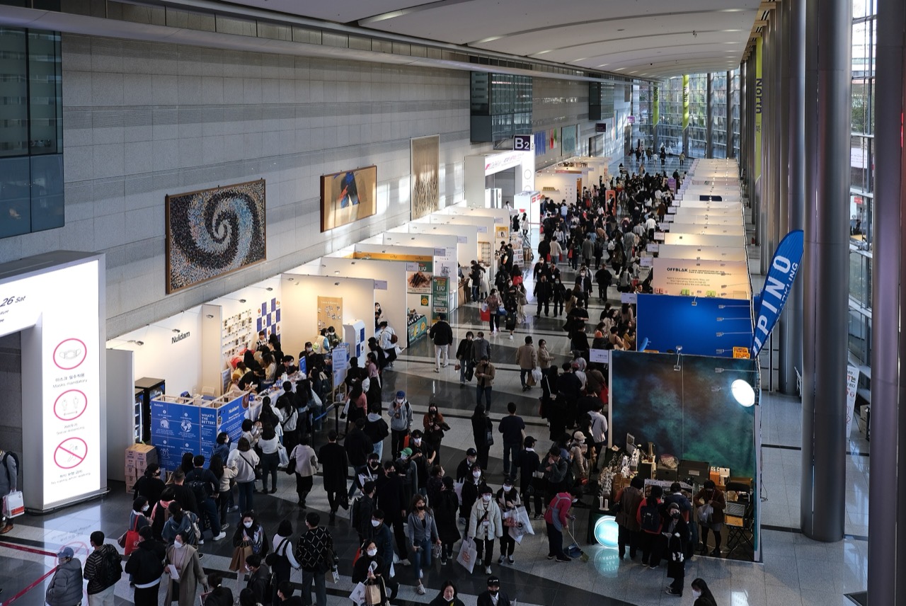 1ホールにブース520 · コエックスの展示ホール。1階Aホールは10,368㎡で、最大520ブースが入る。ⓒWikimedia Commons