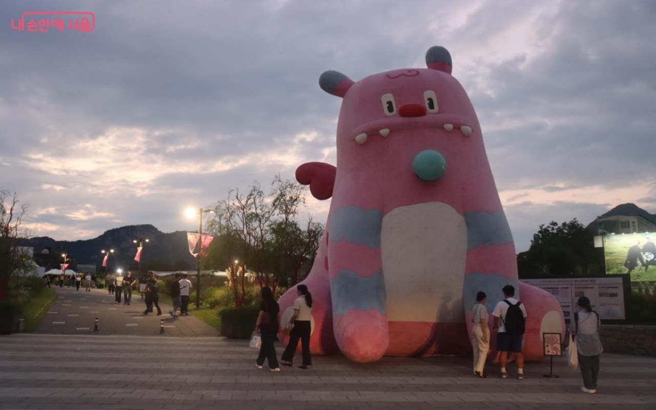해가 진 뒤 여는 광장 · 저녁 어스름의 열린송현과 분홍 해치 조형물. ⓒ조수연, 내 손안에 서울