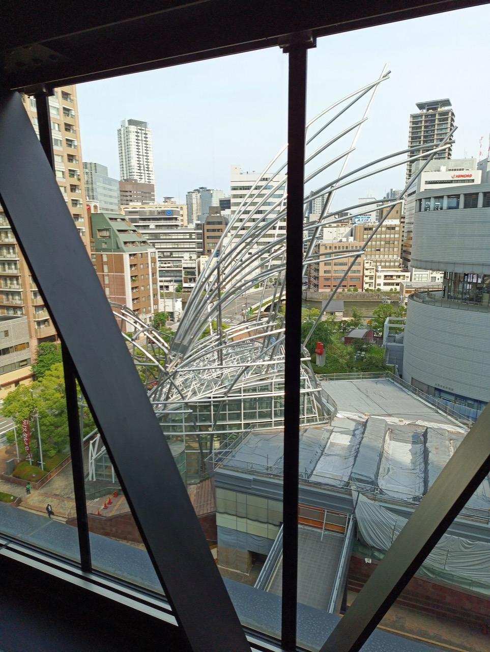 What happens on one floor · The outer wall seen from below. The top floor of this building holds the exhibition. ⓒHyppolyte de Saint-Rambert, CC BY 4.0, Wikimedia Commons
