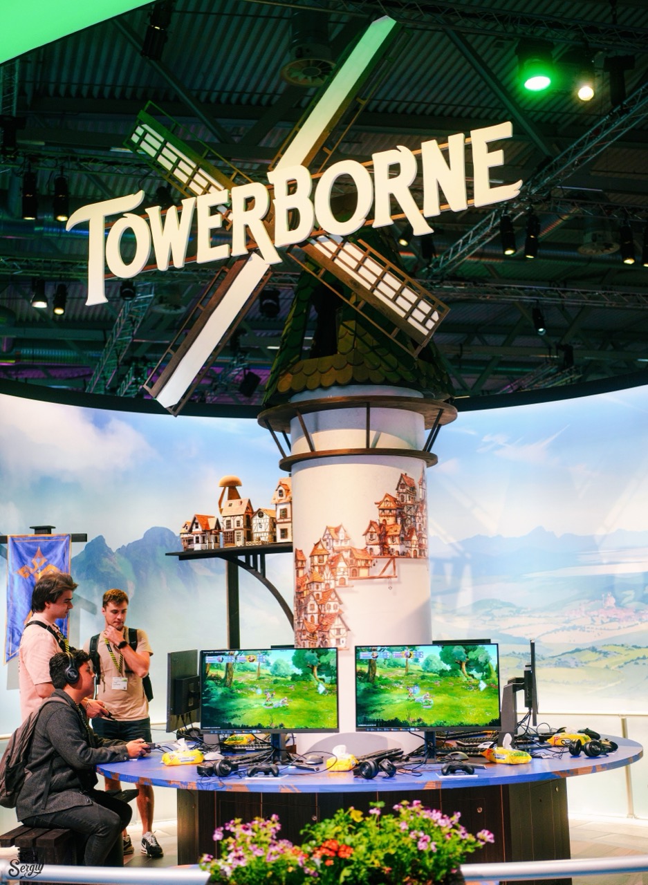 한 자리에 모니터 넉 대 · 2024년 게임스컴의 Towerborne 부스. 풍차 조형 아래 원형 체험대를 뒀다. ⓒSergiy Galyonkin, CC BY-SA 2.0, Wikimedia Commons