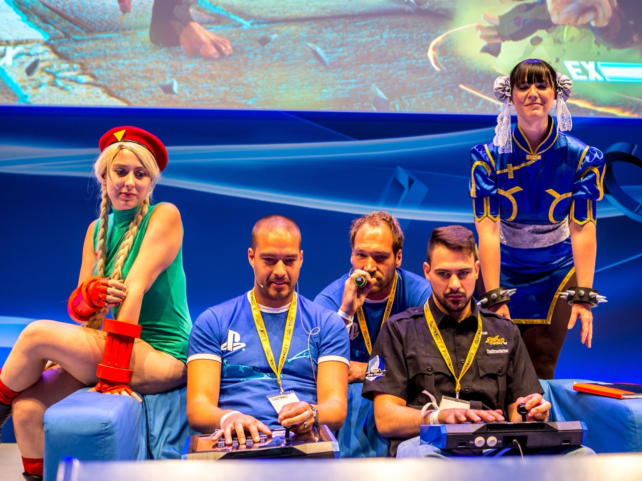 무대에 올린 게임 · 2015년 게임스컴의 Street Fighter V 시연 무대. 아케이드 스틱을 쥔 참가자들과 코스프레 차림의 두 사람. ⓒSergey Galyonkin, CC BY-SA 2.0, Wikimedia Commons
