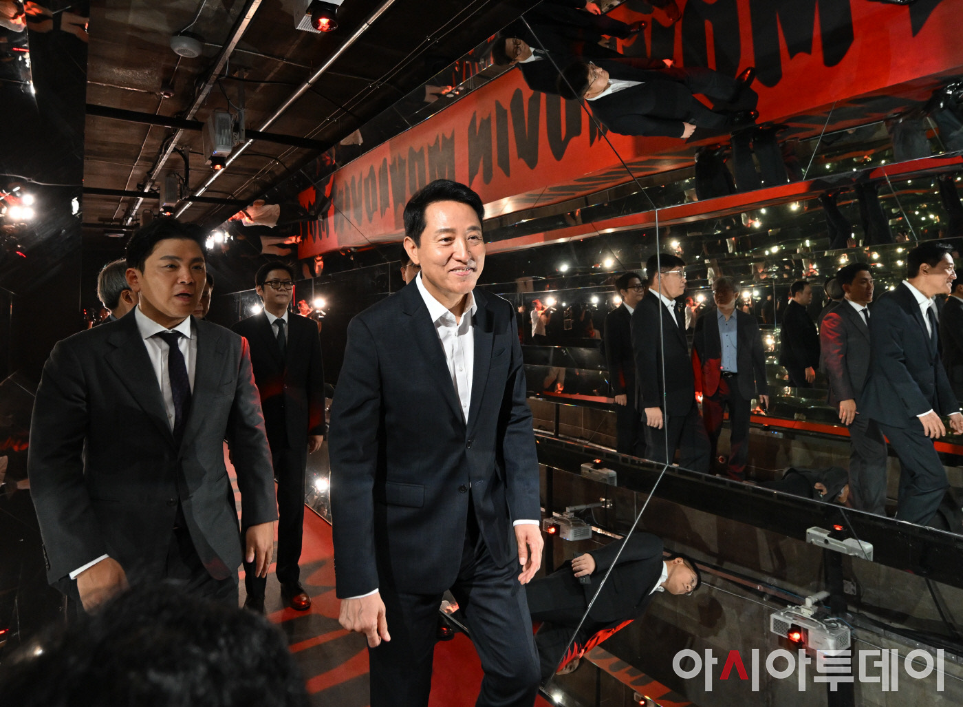 거울로 두른 통로 · 개장식 날의 전시 구간. 벽면을 거울로 두르고 바닥에 프로젝터를 줄지어 놓았다. 천장 배관과 조명 레일은 가리지 않았다. ⓒ아시아투데이