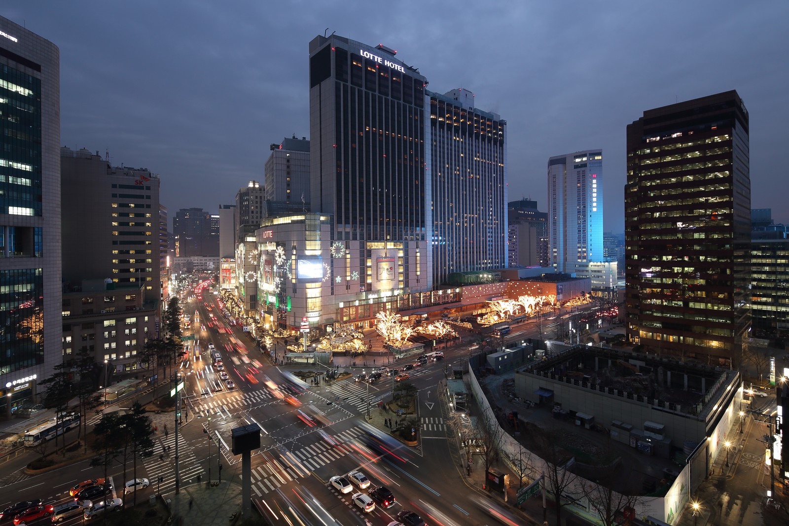 지상에서 빌린다면 · 을지로입구 사거리 일대. 이 지상에서 같은 면적을 빌리면 임차료만으로 계산이 깨진다. ⓒ서울연구원, CC BY 4.0, Wikimedia Commons