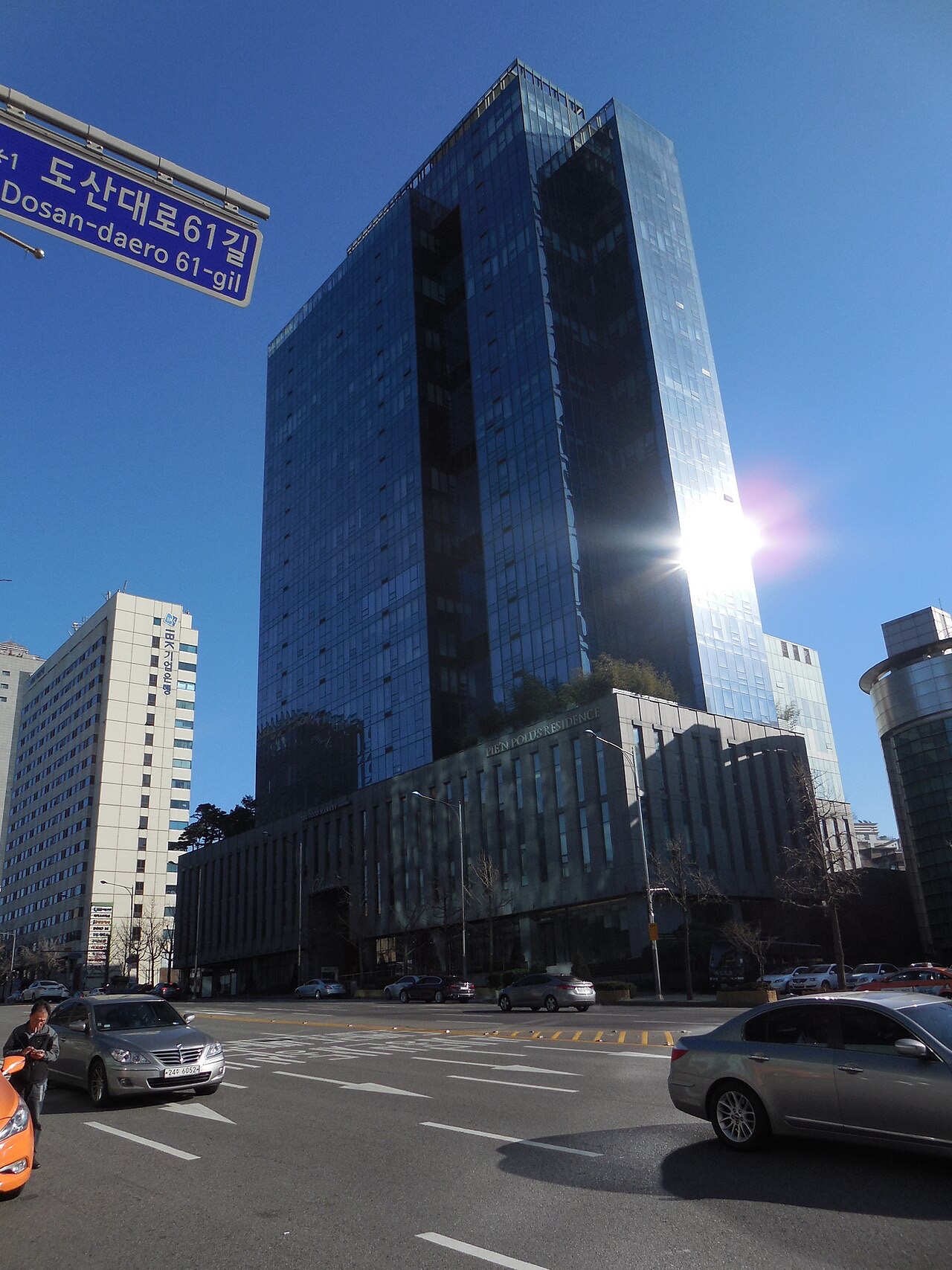 떠난 자리 · 청담동. 서울 지점이 4년 동안 있던 동네다. ⓒ오모군, CC BY 3.0, Wikimedia Commons