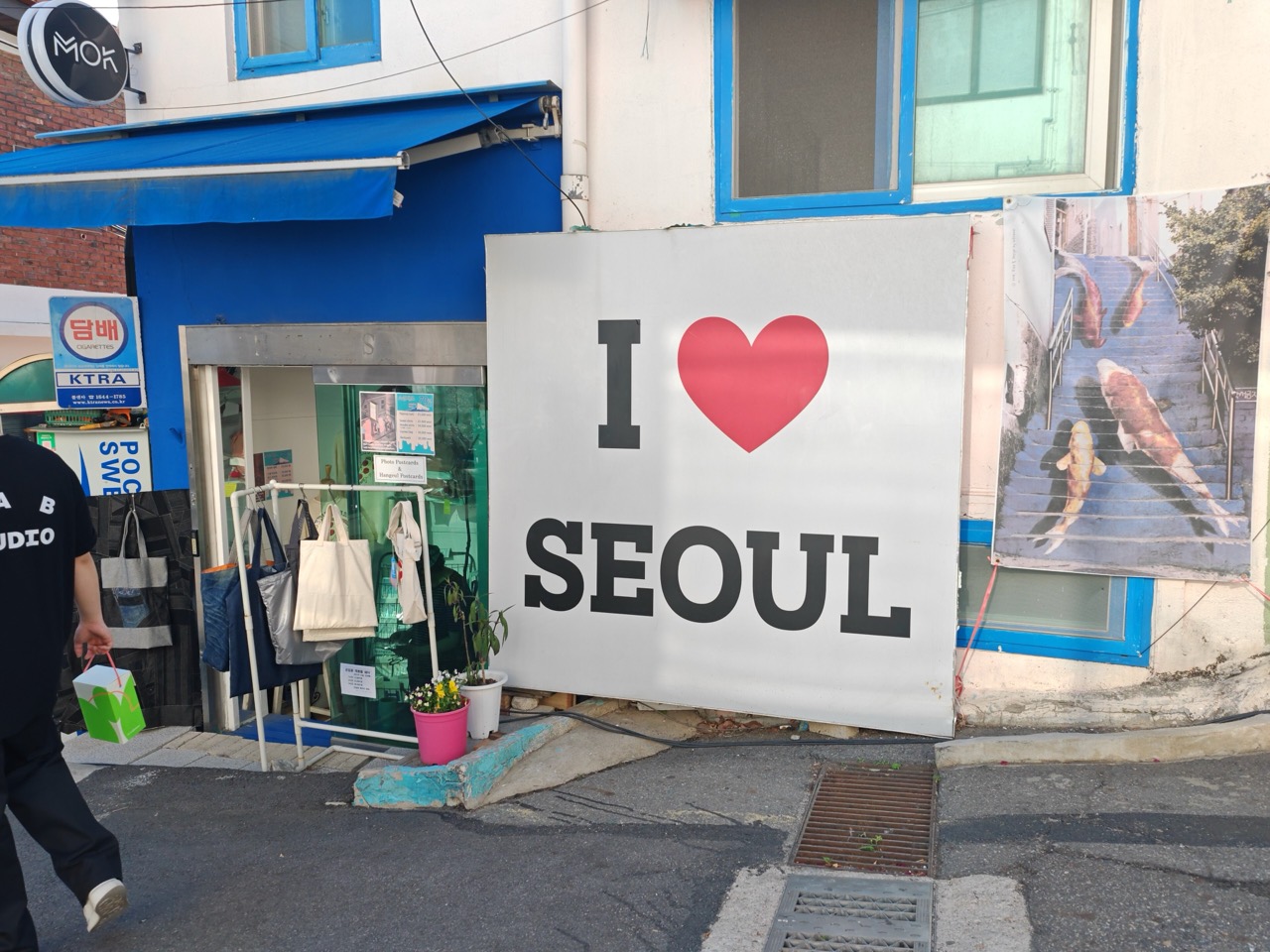 극장 밀도 · 대학로 거리. 골목 안까지 소극장이 촘촘히 박혀 있는 구역이다. ⓒDwxn, CC BY-SA 4.0, Wikimedia Commons