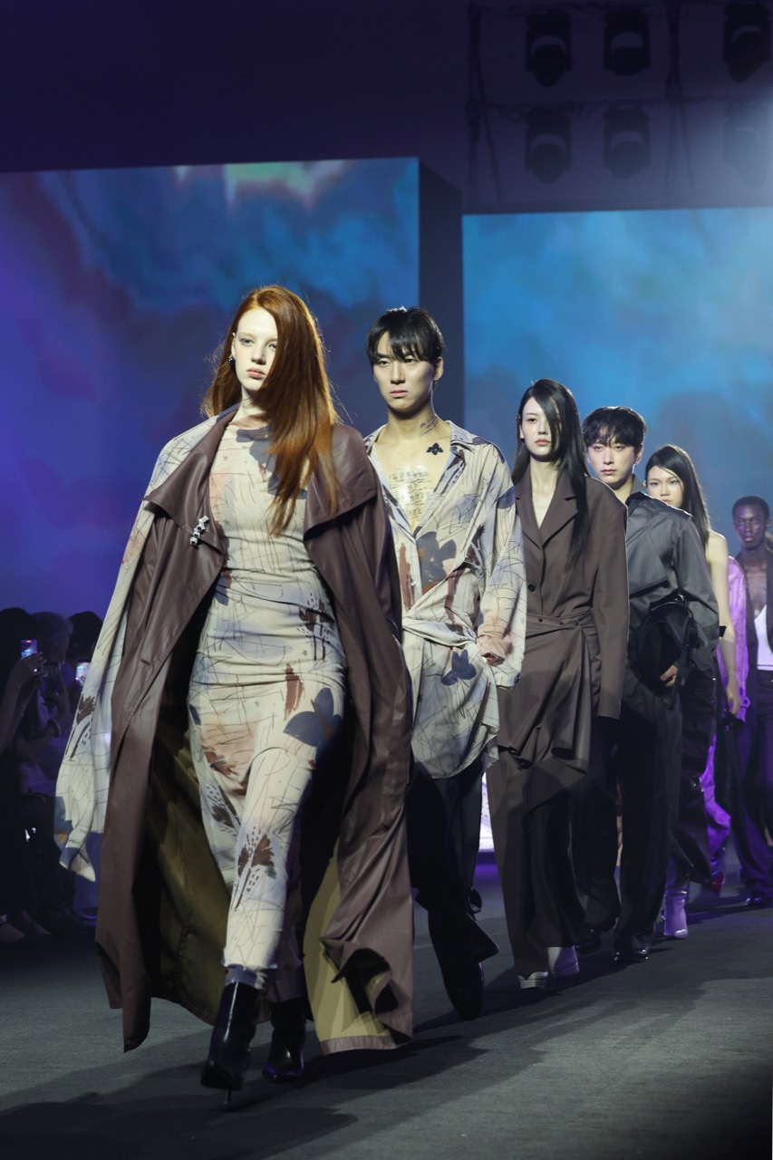 밝은 셋업 · 2027년 봄여름 옷이다. 매장에 걸리는 건 내년 봄. ⓒ박대진·문화체육관광부, CC BY-SA 4.0