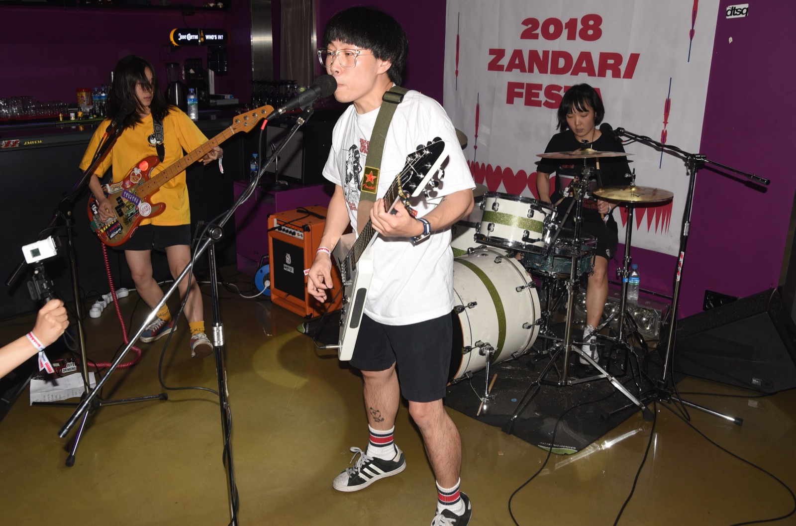 舞台と客席の距離 · 2018年のZANDARI FESTA、あるクラブの舞台。最前列と舞台の間に段差がほとんどない。ⓒDaehanmindecline, CC BY-SA 4.0
