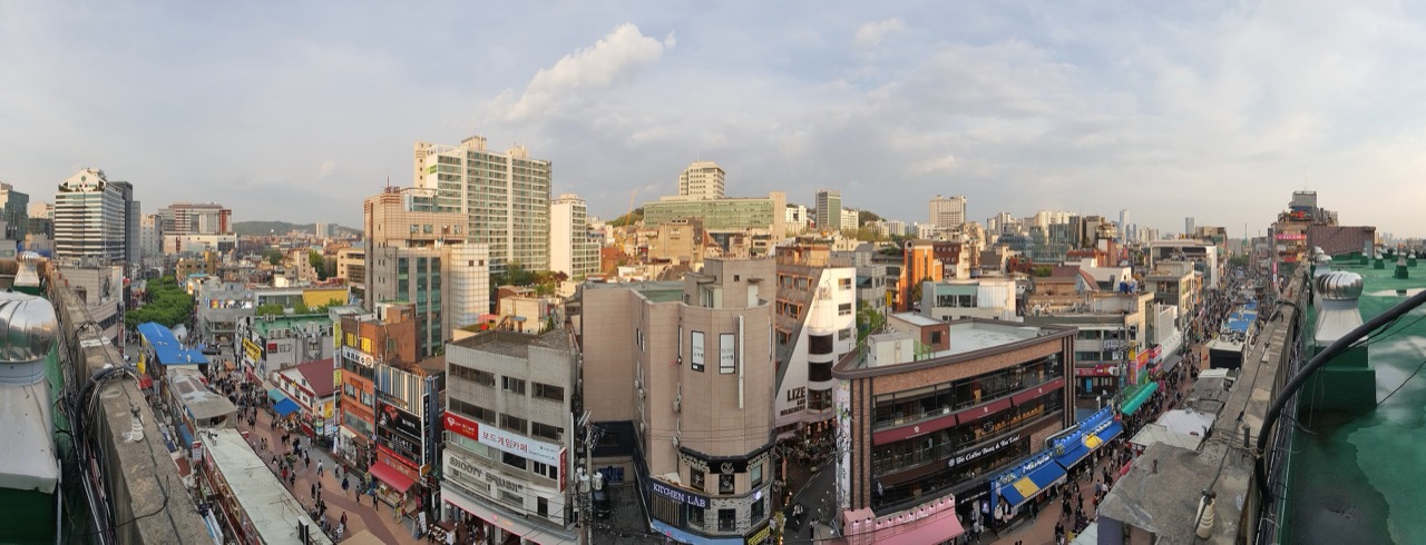 舞台が散らばる範囲 · ホンデ一帯。この中の地下と2階にライブクラブが埋まっている。ⓒMinseong Kim, CC BY-SA 4.0