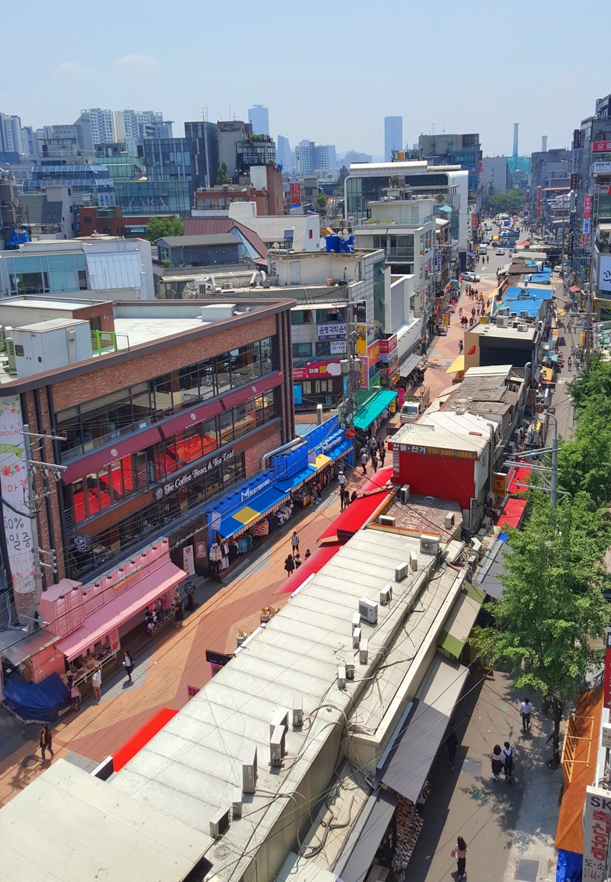 舞台をつなぐ道 · ホンデのオウルマダン路。6つの舞台とアフターパーティーの4か所がこの一帯の路地に散らばっている。ⓒMinseong Kim, CC BY-SA 4.0